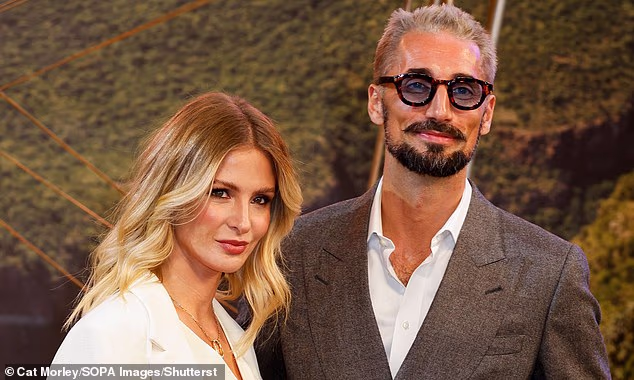 Dolazi nakon što su bivša zvijezda Made In Chelsea (36) i njezin suprug Hugo (39) navodno podnijeli zahtjev za razvod nakon šokantnog razlaza nakon sedam godina braka (oboje na slici 2025.)