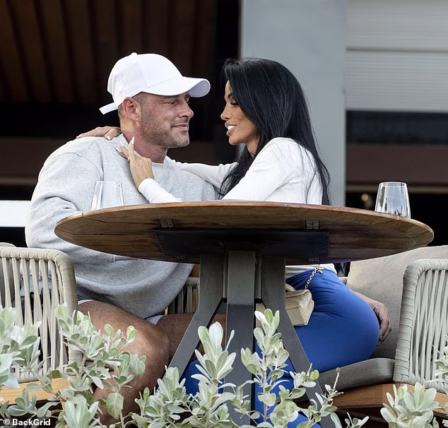 Par, koji se vjenčao u siječnju nakon burne jednotjedne romanse, uživao je u šampanjcu na suncu samo nekoliko dana nakon ponovnog susreta u obližnjoj klinici