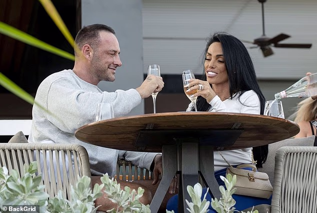 U međuvremenu, Lee je nosila široki sivi džemper s kratkim hlačama i bejzbolsku kapu za njihov romantični izlazak