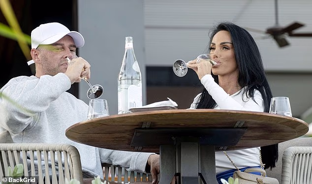 Držali su se odvojeno otkad se Katie vratila iz Dubaija ranije ovog mjeseca, dok se šuškalo da je Lee zabranjeno napuštati UAE