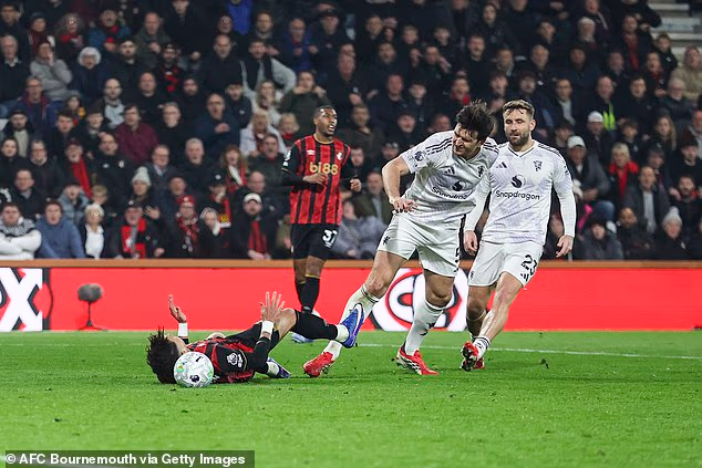 Nekoliko trenutaka kasnije, Harry Maguire srušio je Evanilsona - ali je zbog toga kažnjen crvenim kartonom i penalom protiv Man Uniteda