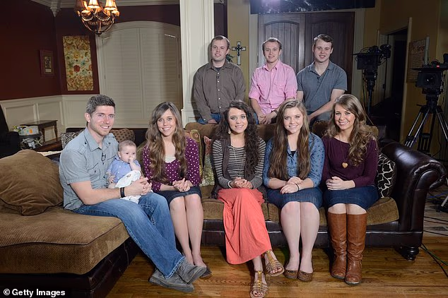 Zvijezda 19 Kids And County sada se suočava s dodatnim optužbama uključujući četiri točke drugog stupnja ugrožavanja dobrobiti maloljetnika i četiri točke drugog stupnja lažnog zatvaranja, rekli su za TMZ iz policijske uprave Tontitowna; Duggar se vidi gore krajnje desno