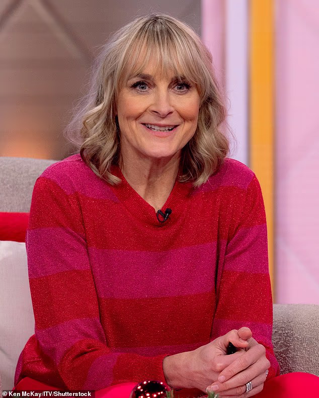 Britanska novinarka i voditeljica sudjelovala je u Inuvik Weekend Warrior Fat Bike Challengeu u pokušaju prikupljanja novca za nagradu vojvode od Edinburgha, gdje je pokušala biciklom prijeći 300 milja u tri dana u Arktičkom krugu (viđeno 2023.)