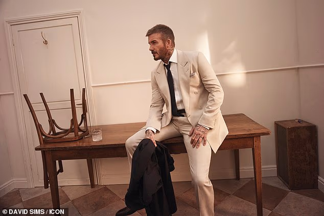 David se odlučio za niz elegantnih i ležernih kompleta, uključujući svijetlo sivo odijelo iz kolekcije od £844