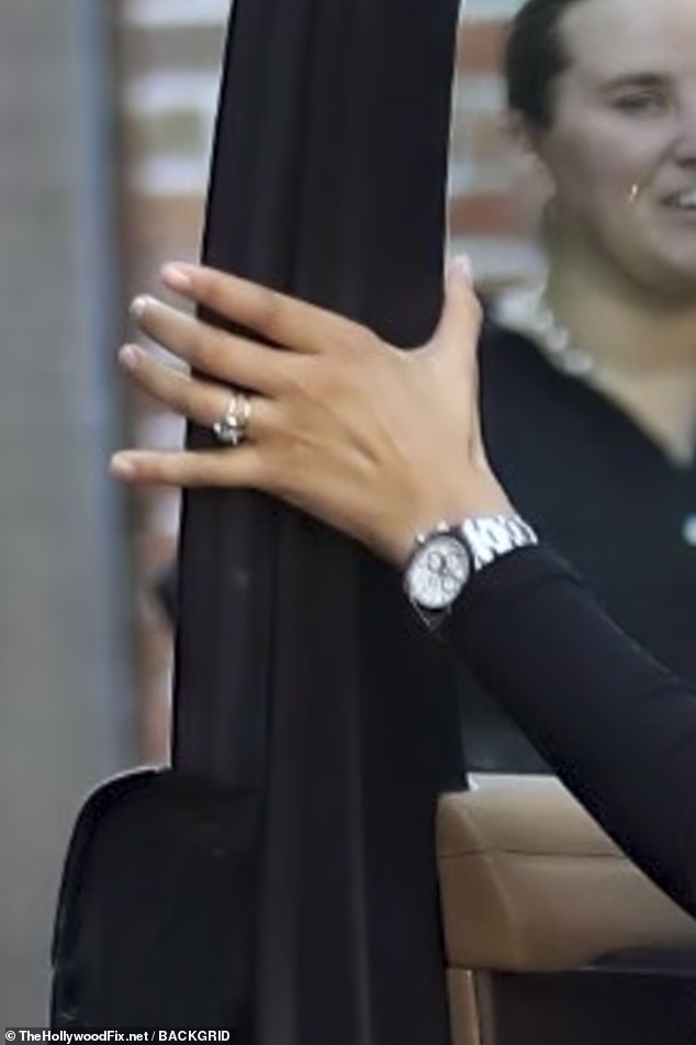 Ovom prilikom nosila je prskalicu od 500 tisuća dolara koju je dizajnirala londonska zlatarka Jessica McCormack