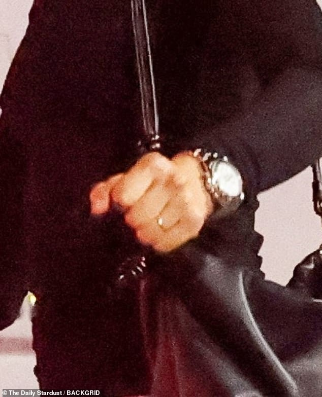 Činilo se da glumica nosi samo zlatnu vrpcu na lijevom prstenjaku, što je dodatno potpirilo tvrdnje da su već spojene