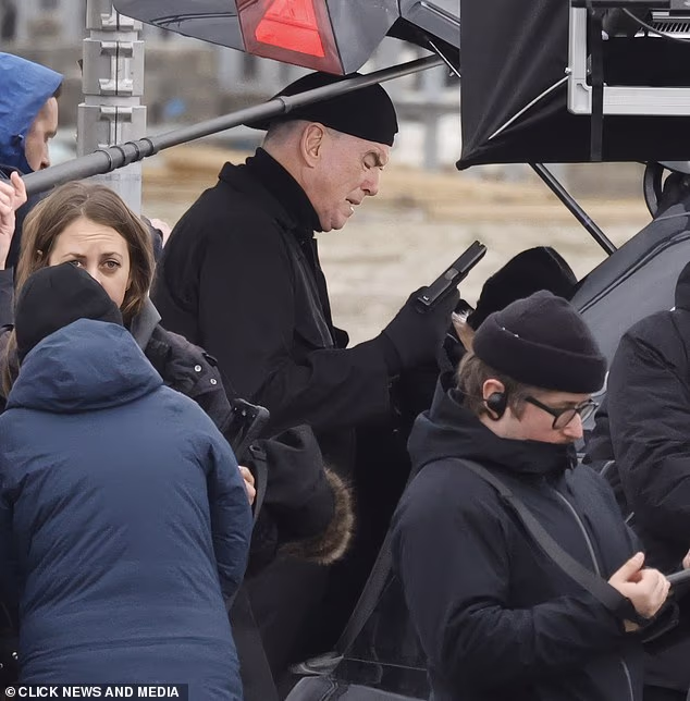 Bivši 007 Brosnan nekoć je imao 'dozvolu za ubojstvo' kao James Bond, ali sada se čini da je irski glumac malo izvan prakse kada je riječ o rukovanju pištoljem