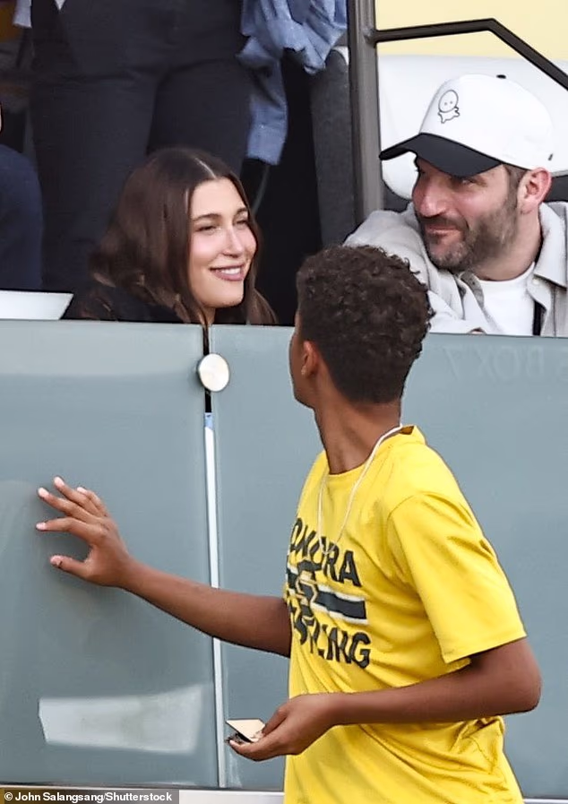 Imala je osmijeh na licu dok je razgovarala s jednim od njihovih prijatelja, koji im se pridružio u igri bez partnera