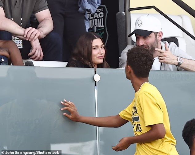 Kasnije je Hailey također viđena kako razgovara s prijateljicom u drugom dijelu njihovog VIP separea dok je na oku pratila igru