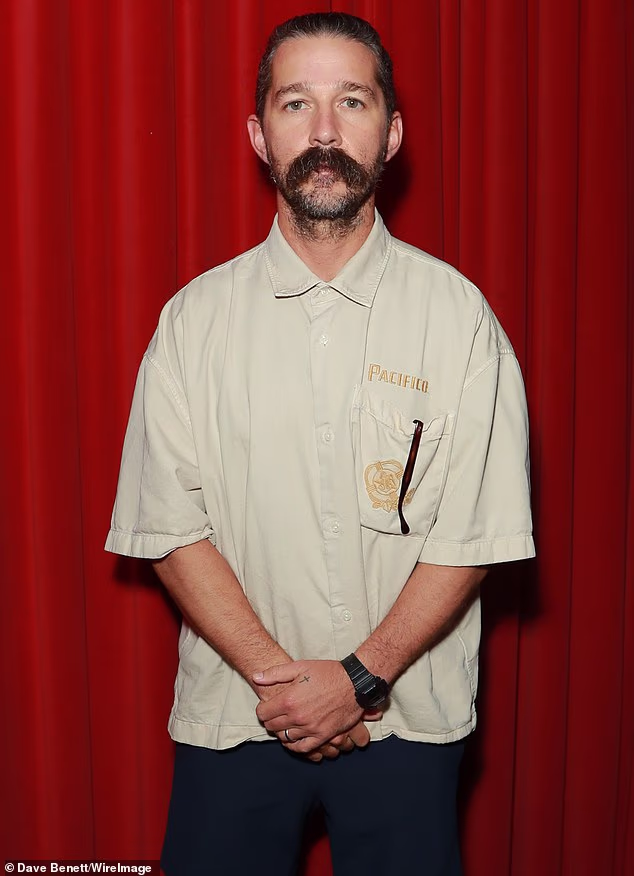 Dolazi nedugo nakon što je zvijezda dobila dopuštenje da otputuje u Italiju na očevo krštenje dok je bio na slobodi uz jamčevinu; viđen 2025. u Londonu