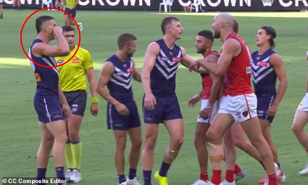 Voss (zaokruženo) također je napravio plačljivu gestu prema Pettyju, što podsjeća na prethodnu priču o majci zvijezde iz Melbournea