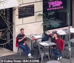 LaBeouf - koji je dvaput uhićen u vezi s tučnjavom na Mardi Grasu prošlog mjeseca - zatim je uzeo bocu i otpio gutljaj iz nje prije nego što je kolut prekinuo njegovo ponovno vikanje na pločniku