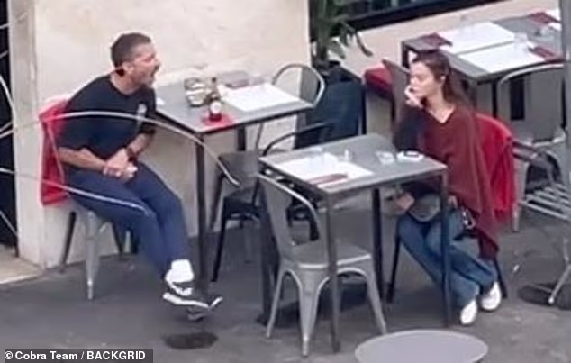 Glumac iz Transformersa mogao se vidjeti kako sjedi za stolom ispred restorana, okrenut prema ženi koja je bila za stolom do njega