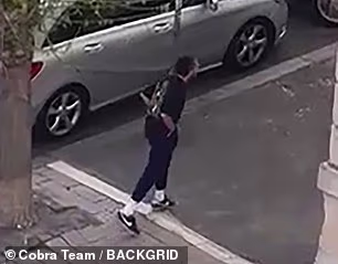 Nastavio je vrištati hodajući naprijed-natrag oko ugla ulice dok su prolaznici prolazili