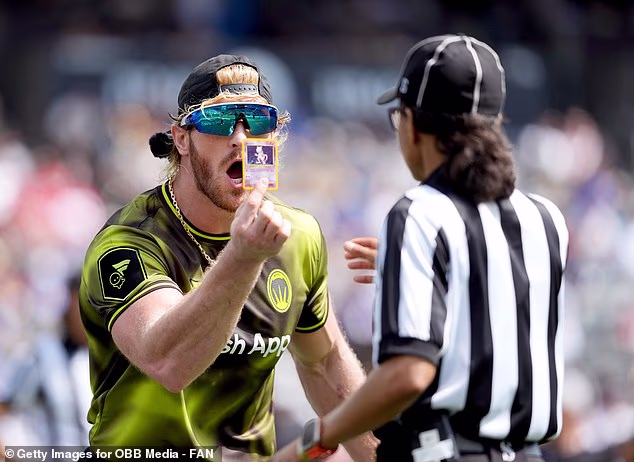 Logan Paul odlučio je otvoriti paket Pokemon karata tijekom subotnjeg događaja u LA-u