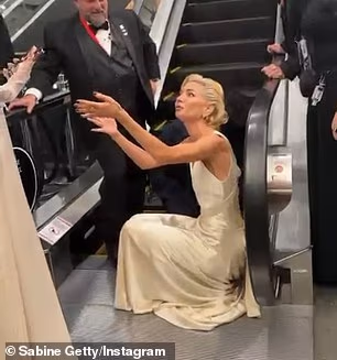 Činilo se da se rub njezine haljine zapleo pri samom dnu, zbog čega se nije mogla pomaknuti