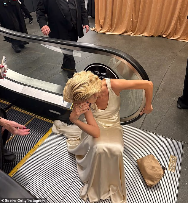 Gettyja se moglo vidjeti kako sjedi u podnožju pokretnih stepenica unutar Dolby Theatrea gdje se održala ceremonija dodjele nagrada