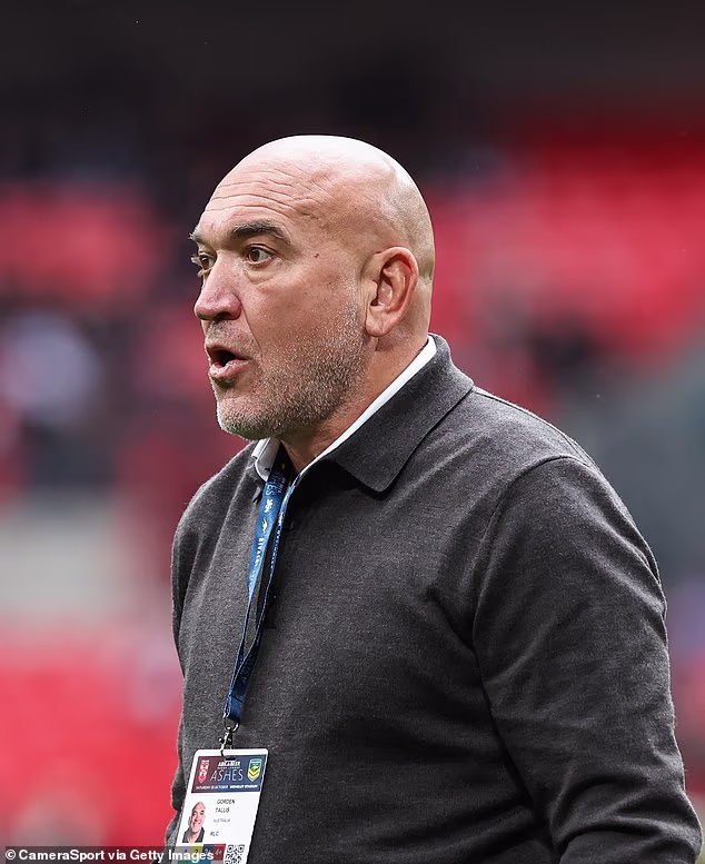 Upitan o vrlo javnom omalovažavanju u nedjelju, Tallis je rekao da 'ne mogu oduzeti moja sjećanja'