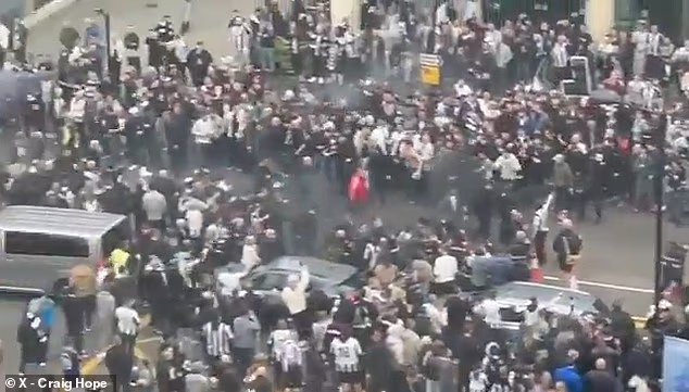 U pozadini su se mogle čuti sirene kako su napetosti rasle u nedjelju ujutro