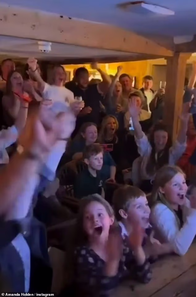 U naslovu svoje objave napisala je: 'O sinoć... odlučila sam iznenaditi @thehawkstonefarmerschoir u svom omiljenom lokalnom @thefoxatoddingtonu...'