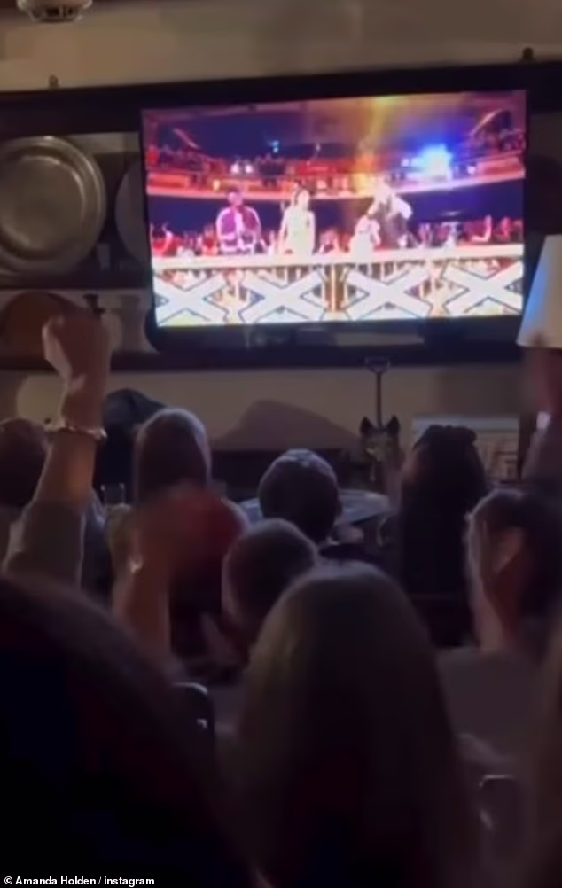 Amanda je zatim viđena kako gleda uzbudljivi trenutak s njima na TV-u dok slave uz šampanjac, a ona razgovara s obiteljima o trenutku