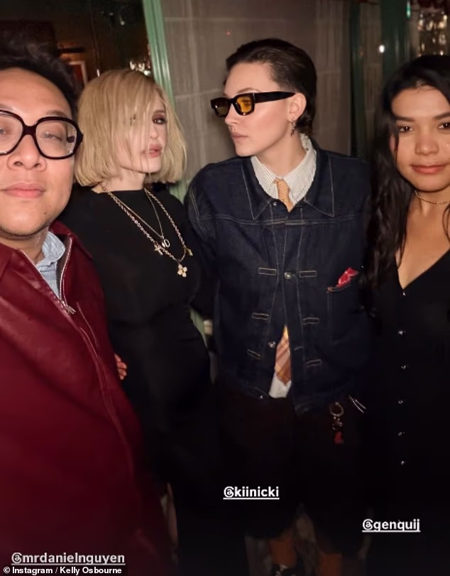 Kelly, koja je bila shrvana smrću svog voljenog oca Ozzyja u srpnju, odlučila se za šik potpuno crni look dok se zabavljala sa svojim prijateljima Genesisom i KIINICKIJIM