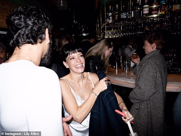 Dok su stotine obožavatelja pohrlile u glavni grad kako bi vidjeli Lily na koncertu, mnogi su ostali razočarani kada je zvijezda u petak preskočila vrata pozornice