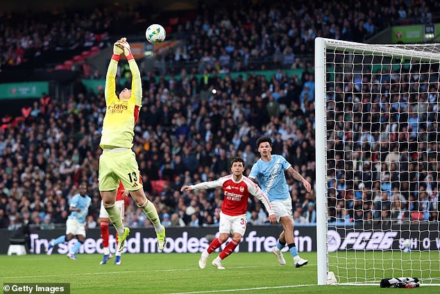 Kepa Arrizabalaga bio je kriv za prvi pogodak Cityja kada je ispustio ovu loptu nakon ubačaja