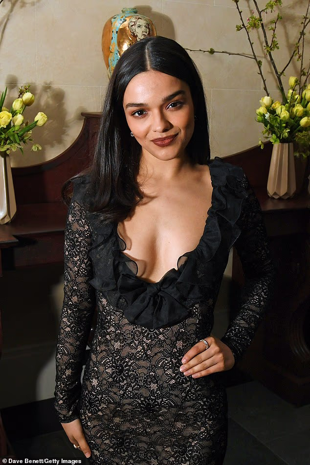 Njezina je haljina grlila svaki centimetar njezine figure koja pada dolje i dražila je široki dekolte dok se odrekla nakita dopuštajući izgledu da govori sam po sebi