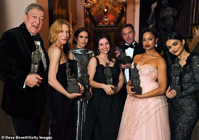 (LR) Pobjednici (L do R) Stephen Fry, Cate Blanchett, Hayley Atwell, Ava Pickett, James Graham, Gracie Oddie-James i Rachel Zegler