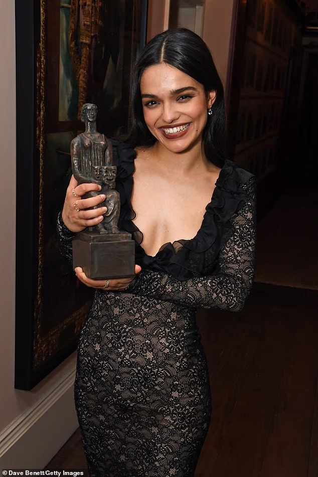 Rachel nije mogla obrisati osmijeh s lica dok je pozirala sa svojim trofejom