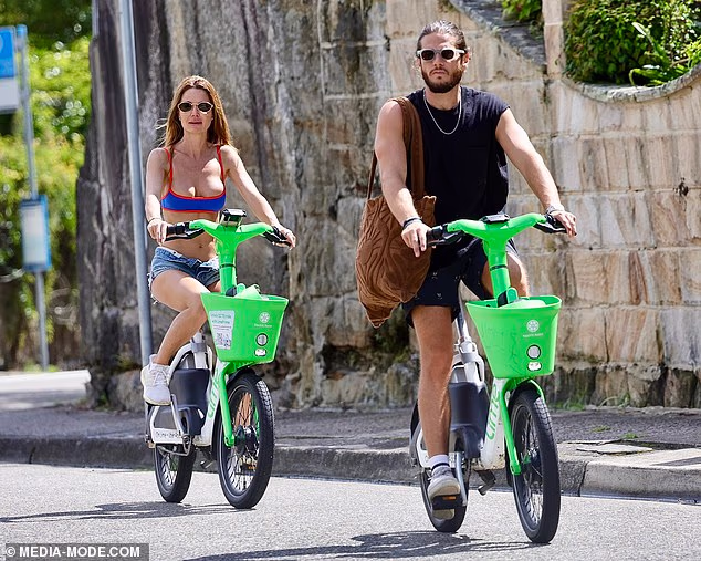 Kako je dan odmicao, par se spakirao i otišao na vožnju ulicama s drvoredima otmjenog predgrađa na neonsko zelenim Lime e-biciklima