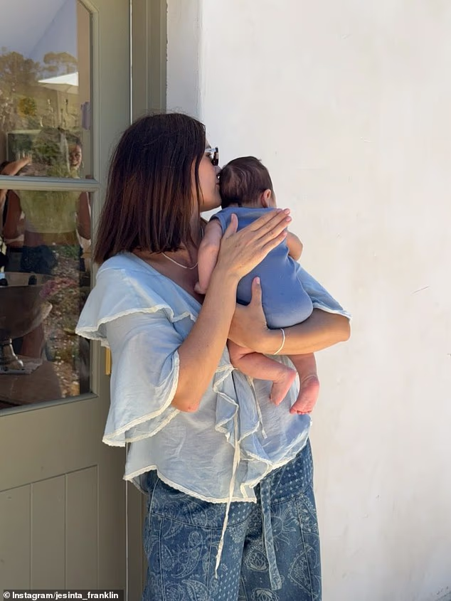 Glamurozna manekenka (34) objavila je fotografiju na kojoj nježno grli svoju mjehurić dok se opuštaju kod kuće. 'Ja i moj mali pomoćnik, Bam. Bio je na svakom Zoomu, prisustvovao je svakom sastanku, svakom fotografiranju i sada, svakom podcastu koji sam radila otkad se on rodio', napisala je Jesinta u opisu