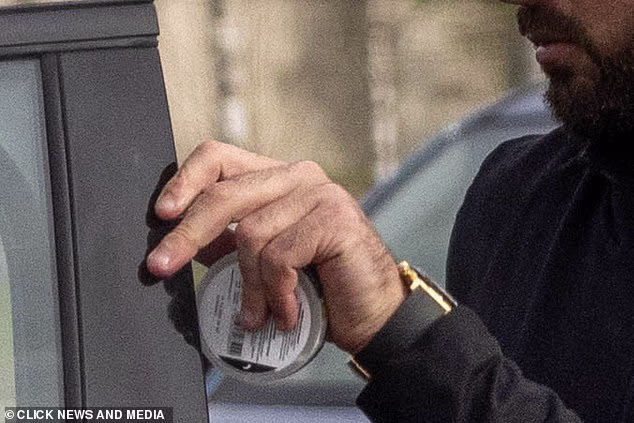 Nogometaš je viđen bez vjenčanog prstena usred nove romanse svoje otuđene supruge