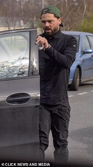 Koju je kombinirao sa zelenom bejzbolskom kapom nošenom unatrag