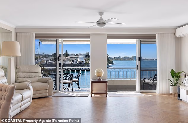 Pojavili su se detalji o prostranom dvoetažnom stanu (na slici) na Gold Coastu u Queenslandu. Smješteno u otmjenom predgrađu Hollywell, 15 km od CBD-a, ultramoderno, šik prebivalište zadnji put je prodano za 1,6 milijuna dolara u prosincu 2025.