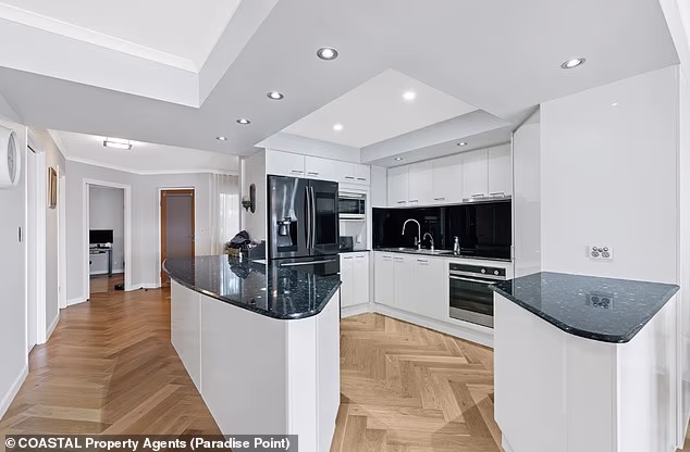 Smješten unutar prestižnog Port Meirion Marine Villagea, Scottov dom može se pohvaliti zadivljujućim pogledom na ocean i vrhunskim smještajem, uključujući drvene podove u obliku riblje kosti i kamenu kuhinju otvorenog plana