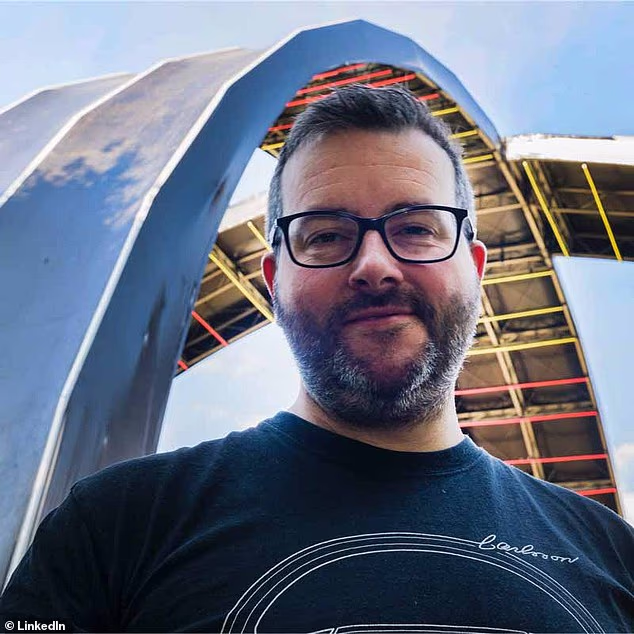 Voditelj, 51, završio je s reprodukcijom pjesme kada je otkrio da je voditelj stanice Ian Deeley neočekivano preminuo u dobi od 45 godina.