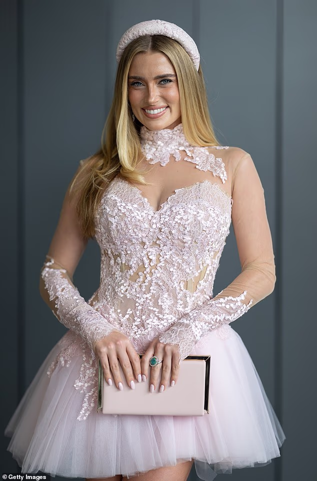 Ovaj 23-godišnjak također je radio na izvješćima o konjskim utrkama za Channel Seven