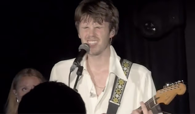 Činilo se da su emocije uzletjele dok je Cruz proučavao refren pjesme, koji sadrži znakovit tekst, 'Loneliest boy, mama don't talk too much, it's breaking her heart'