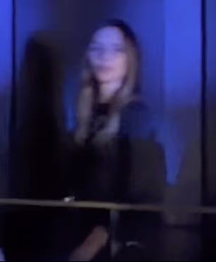 Victoria Beckham je viđena kako prati svog muža unutra dok su oni nalazili svoja mjesta