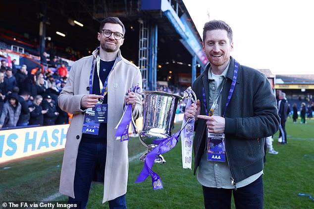 Osnivač i YouTuber Spencer Owen (lijevo) - na slici kako pozira s peharom FA Women's National League Cupa - objavio je podužu izjavu u kojoj objašnjava odluku koja je donesena