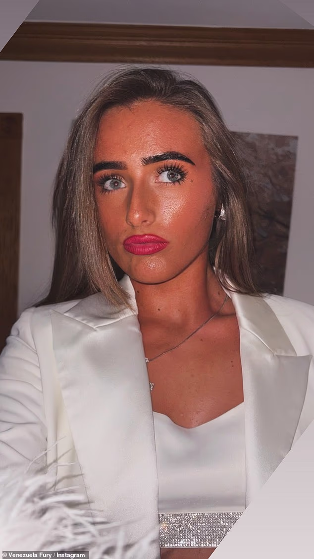 Trendi tinejdžerica se za ovaj događaj glamurozno našminkala