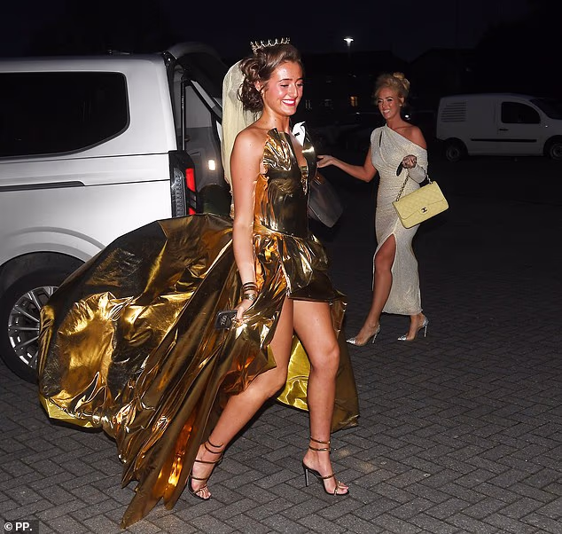 Pripreme za djevojačku zabavu u Venezueli krenule su ranije tijekom dana, a organizatori su viđeni kako donose osvijetljene stolice i stolove i dva zvučnika od 2500 vata za svečanosti