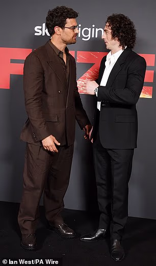 Držući se elegantno odjevena ramena ispred centra u središtu Londona, dvije su zvijezde zauzele izvrsne poze pred kamerama - i šef Amazona Jeff Bezos , čovjek odgovoran za napredovanje franšize o Bondu