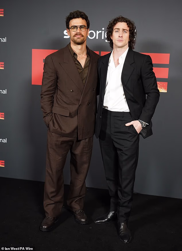 Obožavatelji Jamesa Bonda možda su gledali Double-O-7 u četvrtak navečer dok su dva najzgodnija kandidata za još uvijek upražnjenu ulogu prisustvovali premijeri crvenog tepiha u Londonu