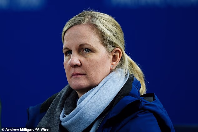 Predsjednica MOO-a Kirsty Coventry branila je olimpijsku zabranu, inzistirajući na tome da ¿nije pošteno da se biološki muškarci natječu u ženskoj kategoriji¿