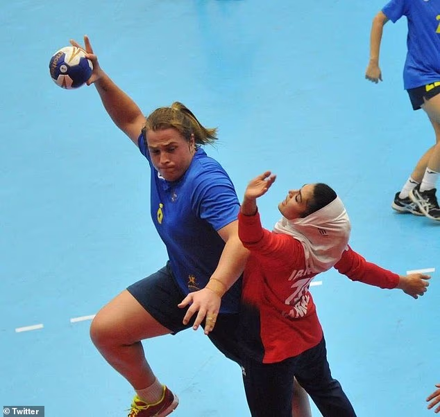 Hannah Mouncey, koja je predstavljala Australiju u muškom i ženskom rukometu, postala je gromobran u raspravi o podobnosti