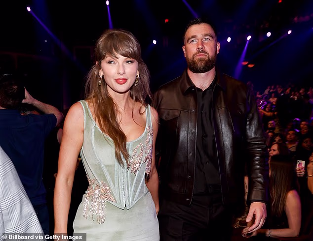 U međuvremenu je sportaš izgledao zgodno u smeđoj kožnoj jakni u kombinaciji sa smeđim kopčanjem i odgovarajućim hlačama