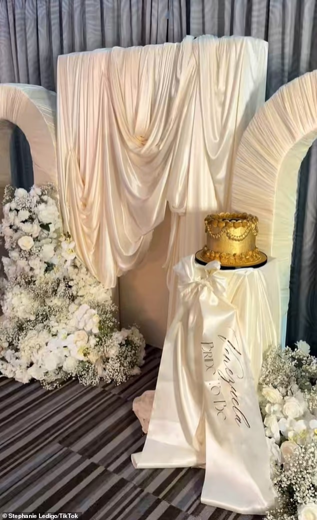 Bila je izložena zlatna torta